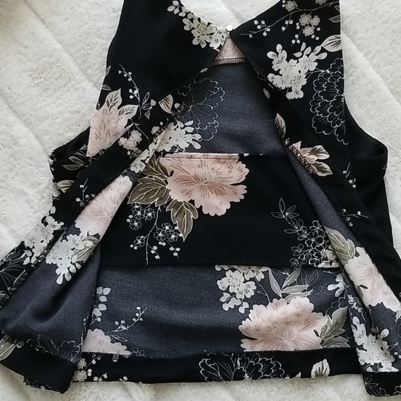 Dynamite Floral Top - Picture 3 of 4